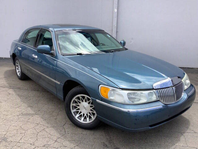 lincoln town car 2002 1LNHM82W42Y658265 image lincoln town car 2002 1LNHM82W42Y658265 image